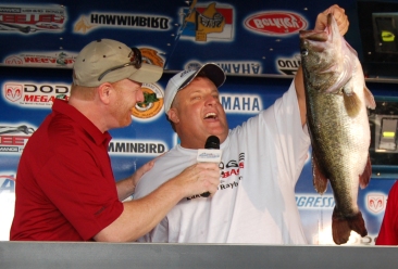 Steve Rutledge of Kountze, TX wins largest two day tournament in the United States with 11.68 lb bass and takes home Dodge Mega Cab Hemi 4 X 4