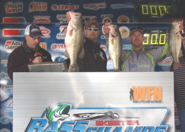 Jonathan Garrie and Wayne Triana top 220 teams and win the first East Texas event on Rayburn with 3 fish that weigh over 20 lbs. 